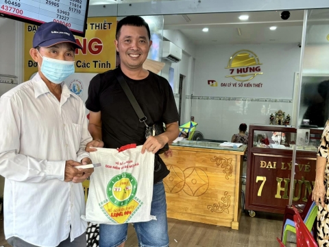 Công ty TNHH MTV Xổ số Kiến thiết LONG AN tổ chức trao quà cho người bán vé số dạo