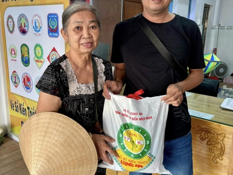 Công ty TNHH MTV Xổ số Kiến thiết LONG AN tổ chức trao quà cho người bán vé số dạo