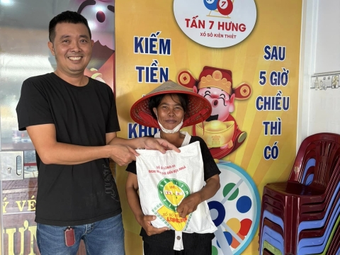 Công ty TNHH MTV Xổ số Kiến thiết LONG AN tổ chức trao quà cho người bán vé số dạo