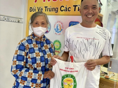 Công ty TNHH MTV Xổ số Kiến thiết LONG AN tổ chức trao quà cho người bán vé số dạo