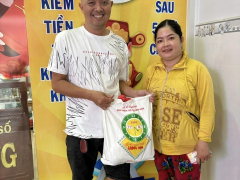 Công ty TNHH MTV Xổ số Kiến thiết LONG AN tổ chức trao quà cho người bán vé số dạo