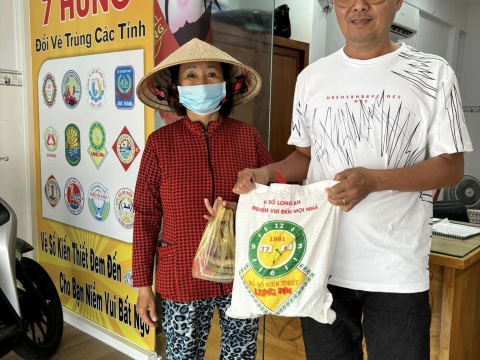 Công ty TNHH MTV Xổ số Kiến thiết LONG AN tổ chức trao quà cho người bán vé số dạo