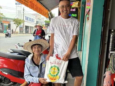 Công ty TNHH MTV Xổ số Kiến thiết LONG AN tổ chức trao quà cho người bán vé số dạo